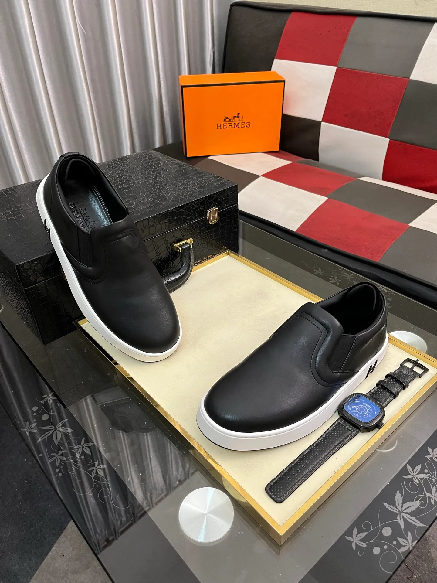 Men's Men's Shoes💰458⌚️⌚️HERMES/Hermès Hugo sneakers are casual men's shoes. These sneakers are made of imported first-layer cowhide leather and breathable mesh design. The contrasting color design creates a dynamic and modern shape. The front end of the toe is decorated with natural-color rubber inlays, making it novel and fashionable. The texture is incomparable, with cowhide lining and cowhide foot pads, the upper foot is comfortable and breathable, and the rubber sole is decorated with geometric patterns and iconic "H" details. A very personal one! Size: 38-44